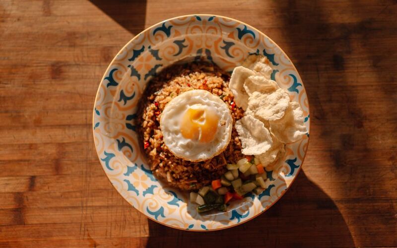 Nasi goreng met gebakken ei en kroepoek