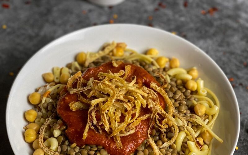 Koshari met linzen, kikkererwten, pasta en gebakken uitjes