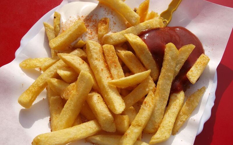 Friet met mayonaise en ketchup