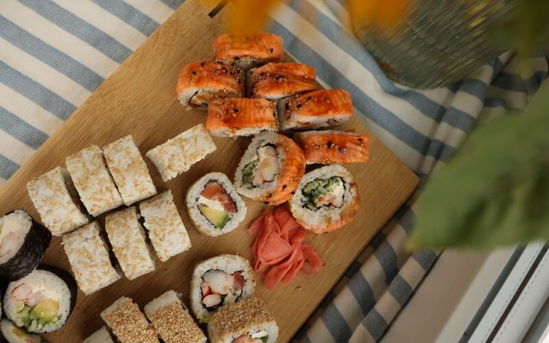 Sushi op een houten plank